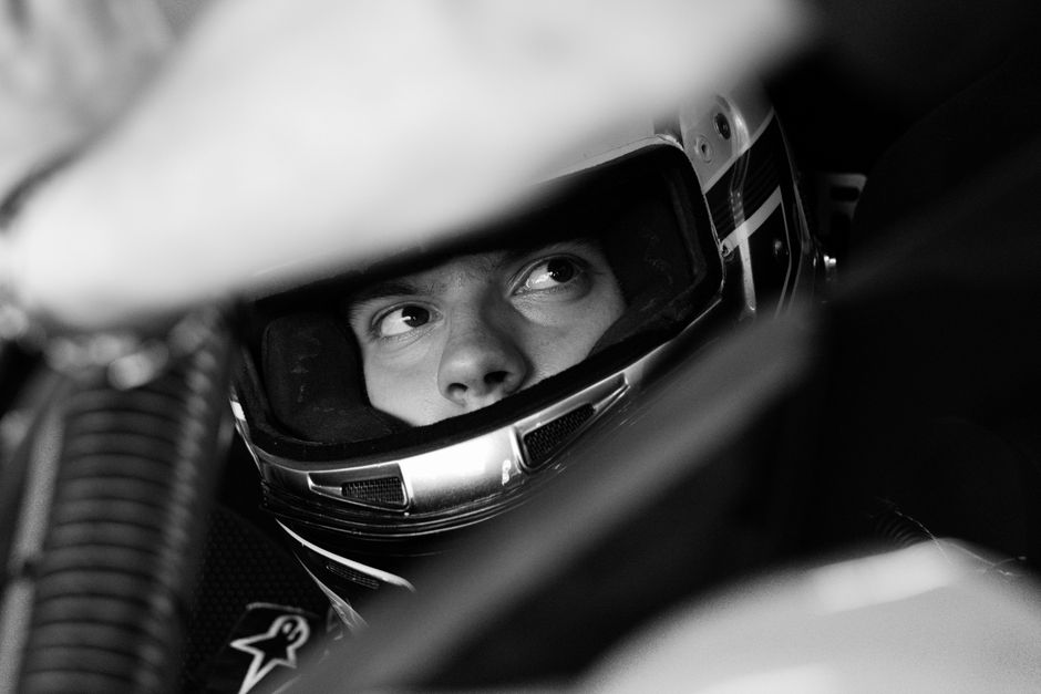 Casque de pilote de karting posé sur un kart