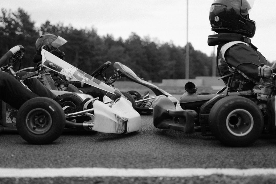 Débutant s'installant dans un kart de loisir