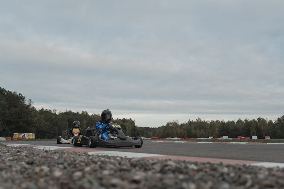 Ambiance d'une piste de karting indoor
