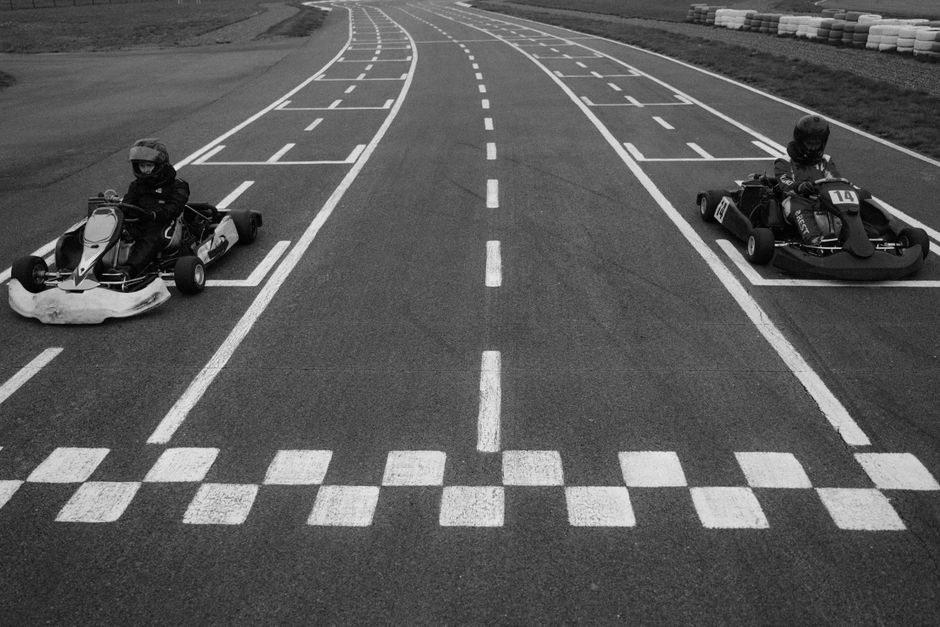 Karts en pleine course sur une piste