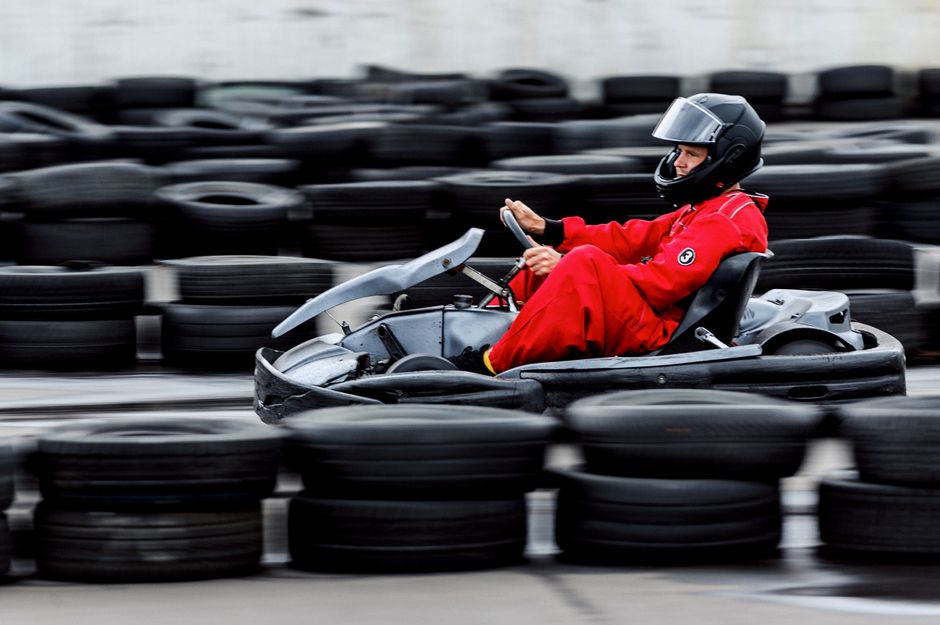 Pilote équipé négociant un virage en kart