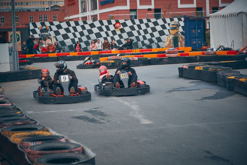 Kart négociant un virage sur la trajectoire idéale