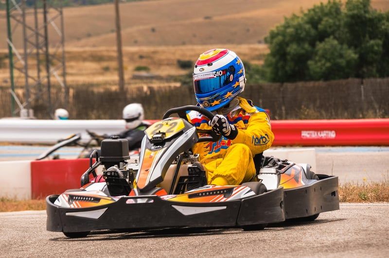 Maîtrisez les techniques avancées de pilotage en karting pour gagner en vitesse en 2026