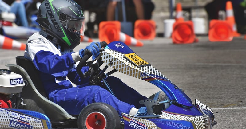La trajectoire idéale dans un virage serré au karting : nos secrets pour la réussir